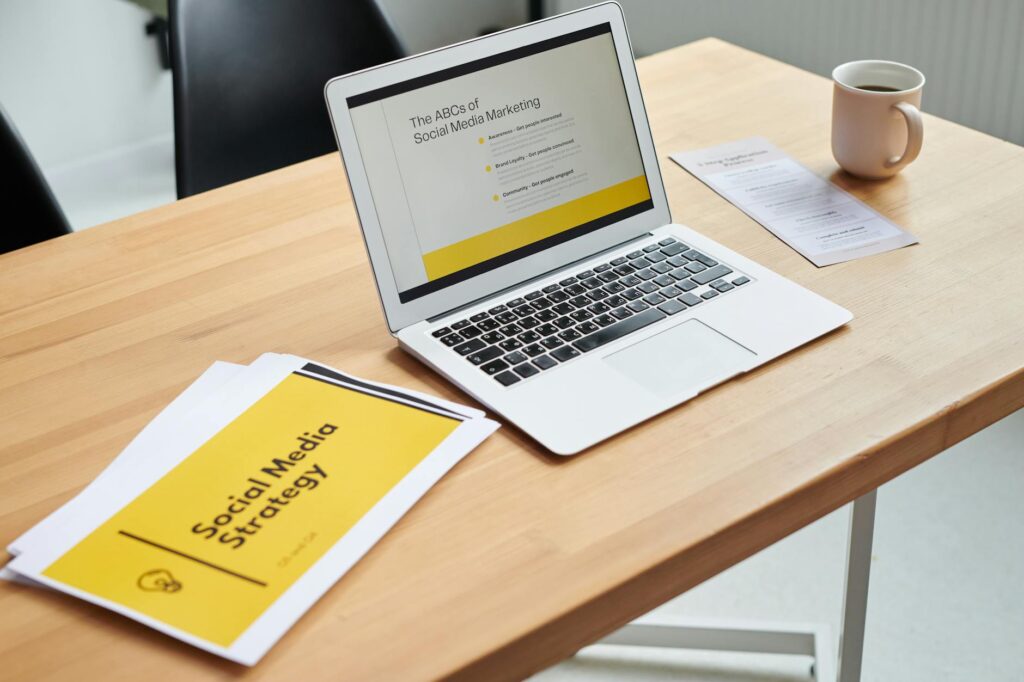 Empresario planejando estrategia de marketing digital com graficos e dados em escritorio moderno