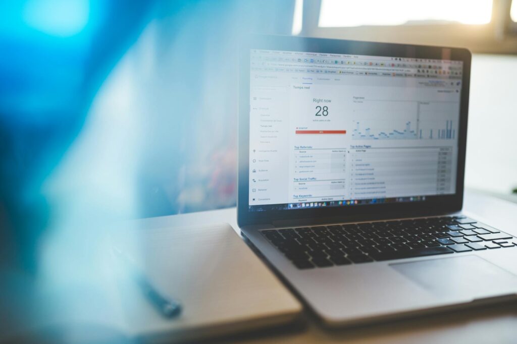 Dashboard de analytics de marketing digital em computador moderno