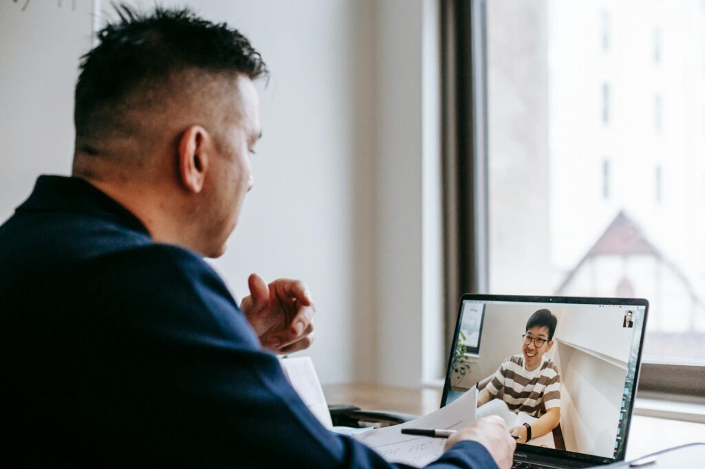 Empresario usando tecnologia de chat para marketing conversacional em escritorio moderno
