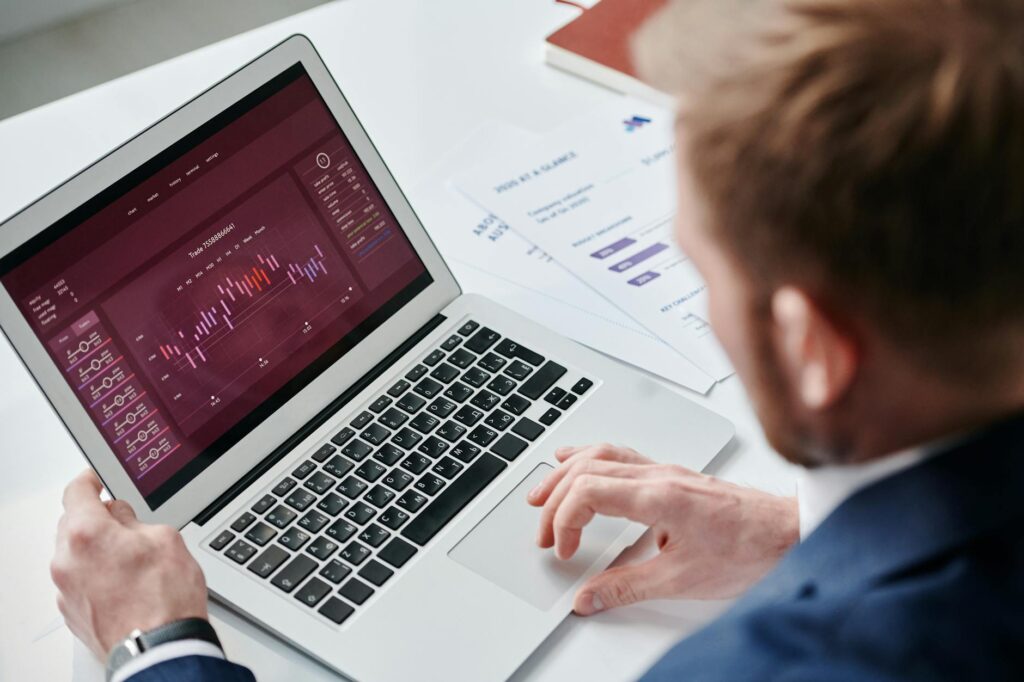 Empresario analisando metricas de marketing digital em dashboard com graficos de conversao